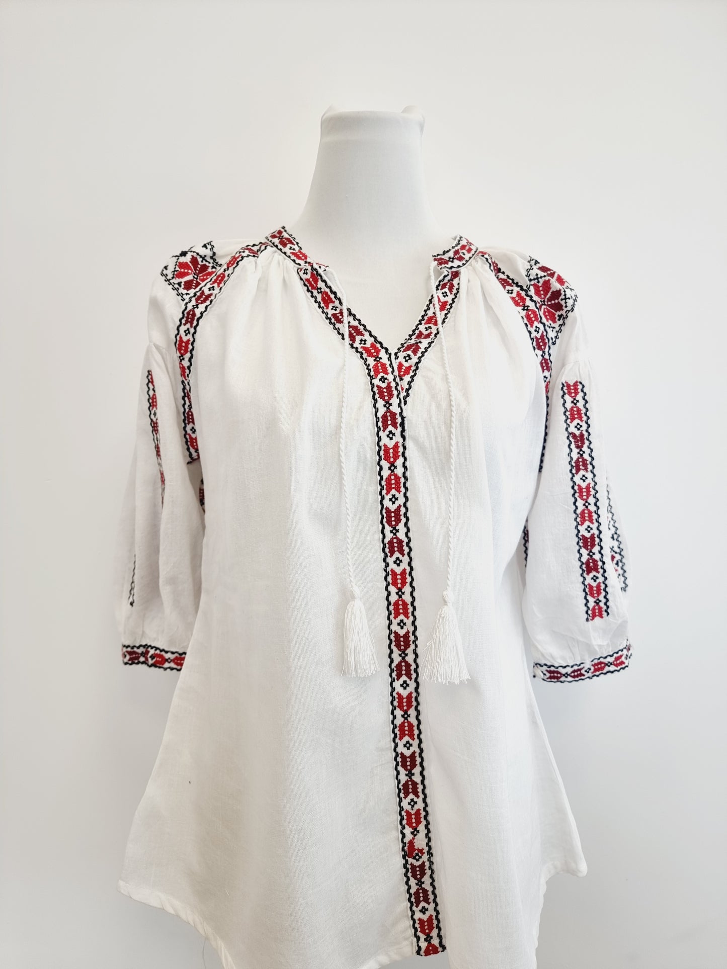 Belle blouse folklorique roumain brodé à la main pour femme  