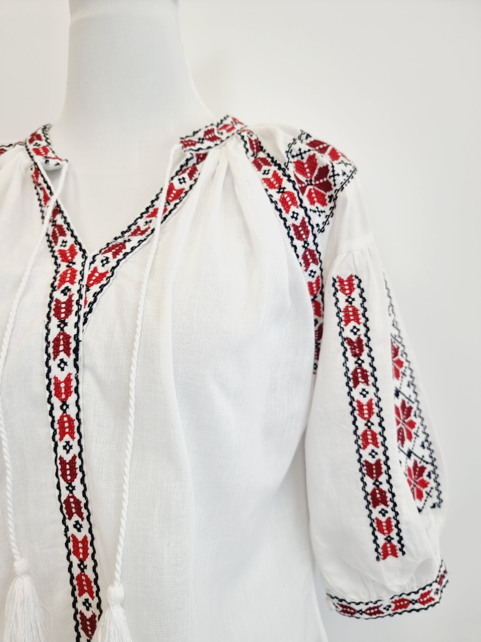 Belle blouse folklorique roumain brodé à la main pour femme  